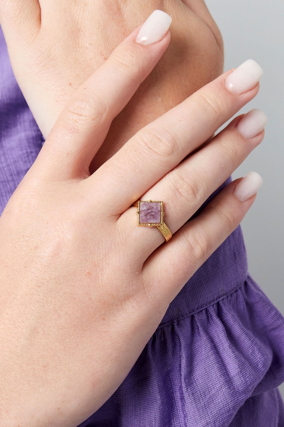 Goldfarbener offener Ring – Rosa rautenförmiger Stein – Edelstahl – Einheitsgröße