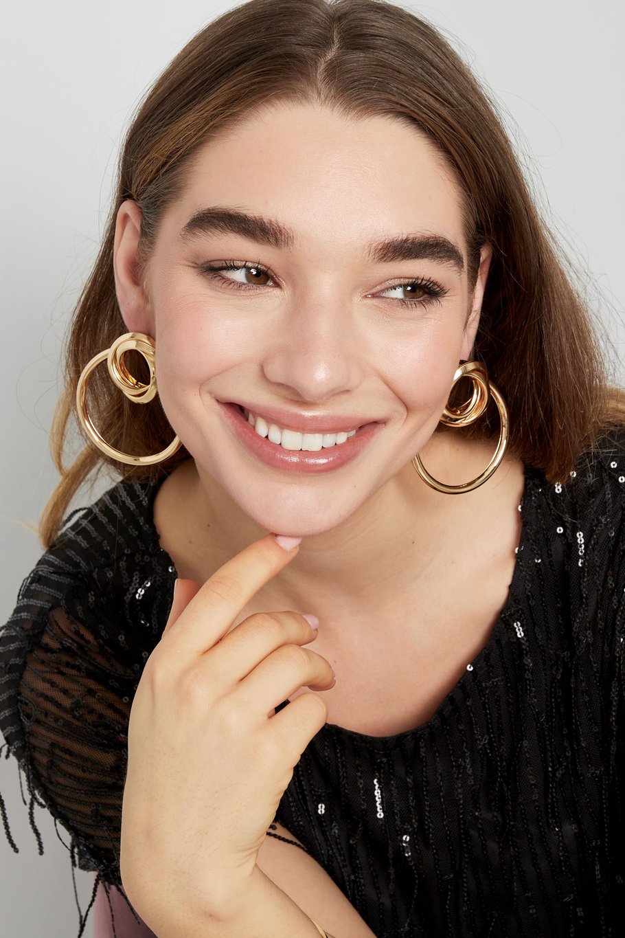 Gouden Schakeloorbellen met Knoopdesign – Trendy 7 cm Oorbellen – Metaal – Alledaags & Feestelijk – 28, 8 gram – Modieuze Statement Oorbellen