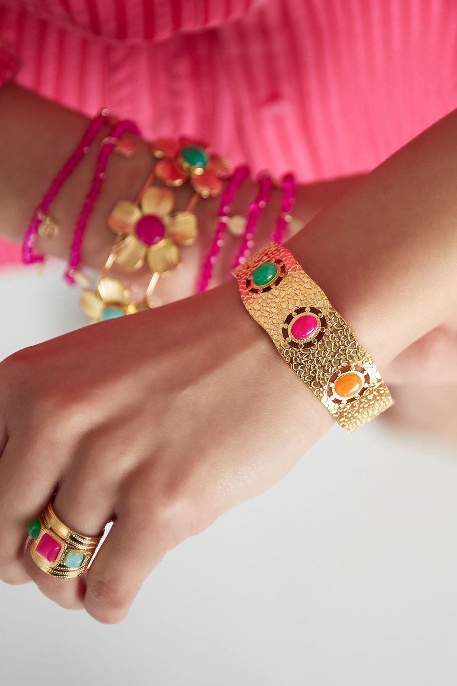 Bohemian Armband - Goudkleurig Stainless Steel met 3 Steentjes (Groen, Roze, Oranje) - 1, 8 cm x 5 cm