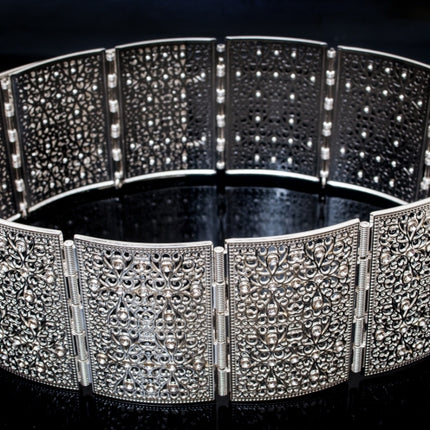 Ceinture argentée simple avec grosses pierres