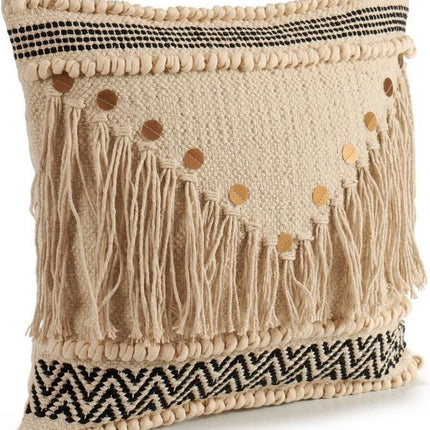 Decoratief beige gebreid kussen met katoenen motieven in beige en zwart met pailletten en franjes. Afmetingen 45x15x45 cm