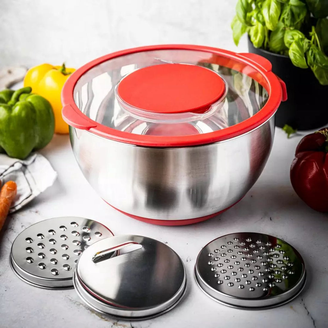 Edelstahl-Rührschüssel mit Deckel – Multifunktional (5 l, Rot) – Inklusive 3 Reibeinsätzen, Messskala und rutschfestem Boden – Zum Rühren, Raspeln und Aufbewahren