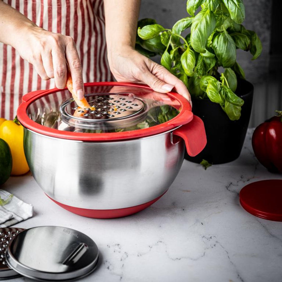 Edelstahl-Rührschüssel mit Deckel – Multifunktional (5 l, Rot) – Inklusive 3 Reibeinsätzen, Messskala und rutschfestem Boden – Zum Rühren, Raspeln und Aufbewahren