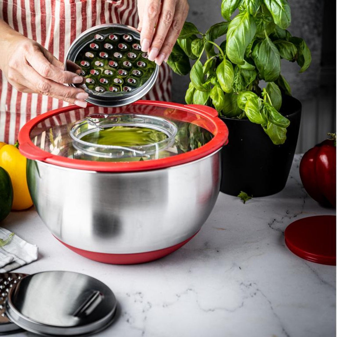 Edelstahl-Rührschüssel mit Deckel – Multifunktional (5 l, Rot) – Inklusive 3 Reibeinsätzen, Messskala und rutschfestem Boden – Zum Rühren, Raspeln und Aufbewahren