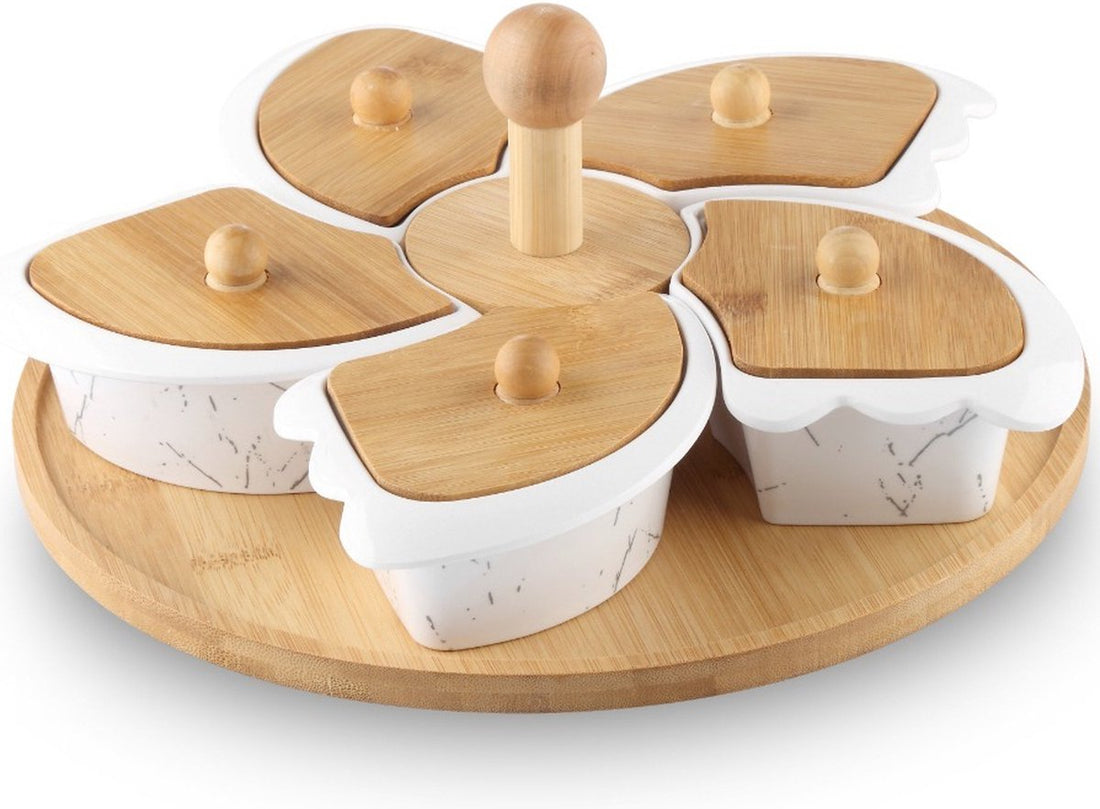 Tapasplatte auf einem drehbaren Holztablett mit Melaminschälchen servieren - Häppchen - Snackbrett