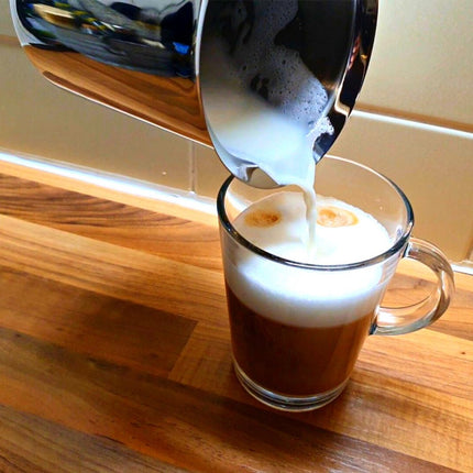 Kinghoff® - Mousseur à lait manuel - Inox - 800 ml - Lavable au lave-vaisselle - Barista - Pot à lait - Fond résistant à la chaleur - Induction