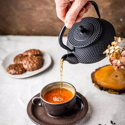 Kinghoff Théière en Fonte avec Filtre - 0,3 Litre (KH1817) - Inclut des Bols à Sucre et à Thé avec Couvercles en Bois - Design Traditionnel avec Fonctionnalité Moderne