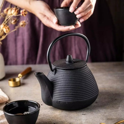 Kinghoff Théière en Fonte avec Filtre en Acier Inoxydable - Inclut 2 Tasses de 115 ml (KH1846) - Capacité : 1,0 Litre - Design Traditionnel avec Poignée Confortable