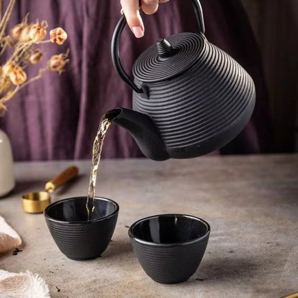 Kinghoff Théière en Fonte avec Filtre en Acier Inoxydable - Inclut 2 Tasses de 115 ml (KH1846) - Capacité : 1,0 Litre - Design Traditionnel avec Poignée Confortable
