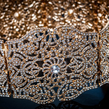 Ceinture ovale dorée avec pierres