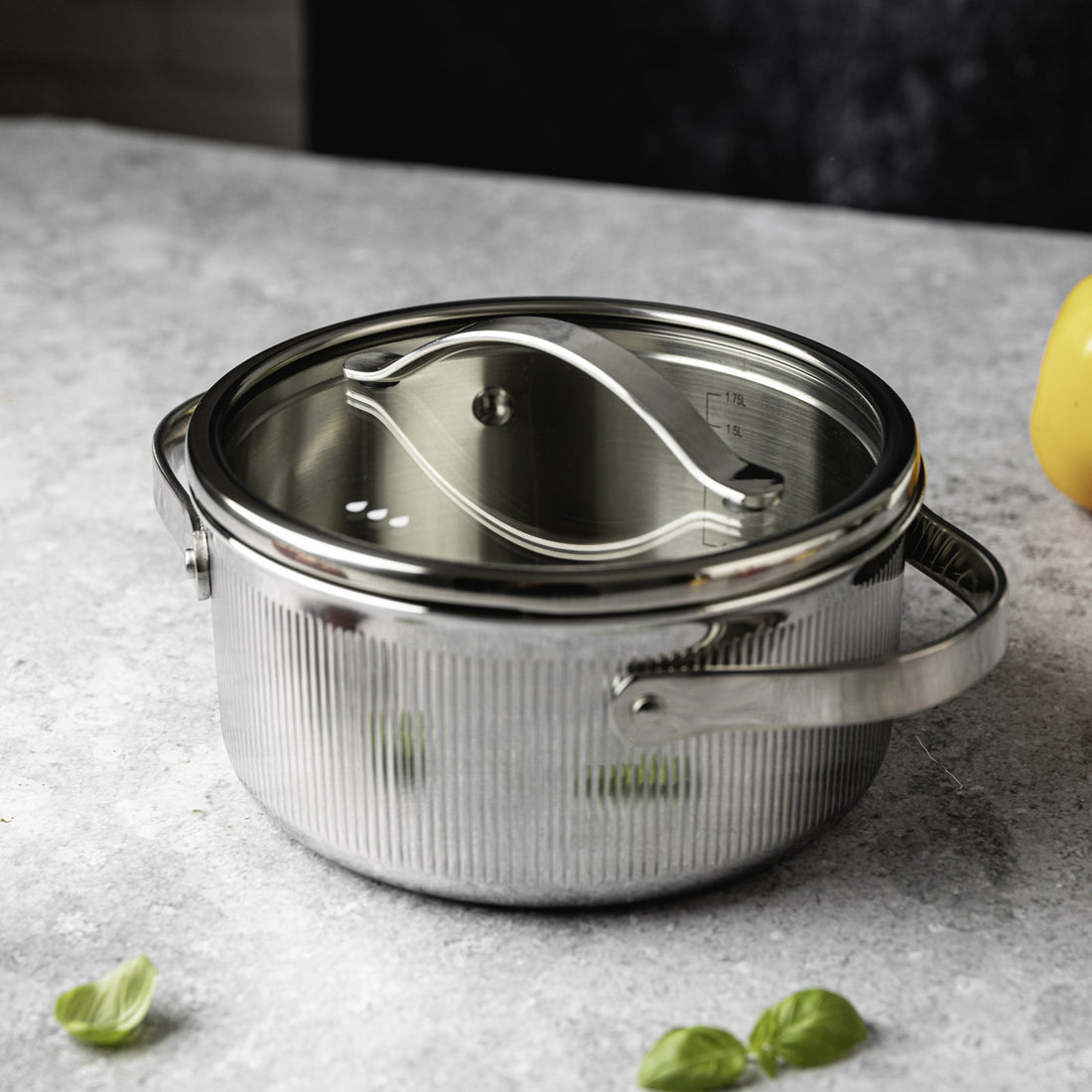 Vcasa kookpan 18 cm met afgietdeksel, 2,1 liter, rvs tri-ply, Velora