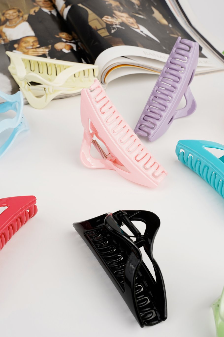 Off-White Dreieck-Haarspange – sommerliches Design – Kunststoff – 11,5 cm