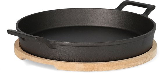 HOMLA - Andreas Cast Iron Frying Pan - with Bamboo Trivet - Two Handles - Oven-safe Grill & Serving Pan - Durable Skillet - 25 x 20 cm - Black