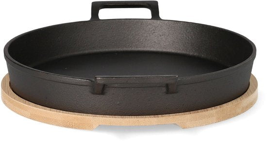 HOMLA - Andreas Cast Iron Frying Pan - with Bamboo Trivet - Two Handles - Oven-safe Grill & Serving Pan - Durable Skillet - 25 x 20 cm - Black
