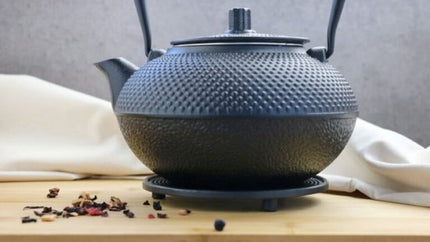 MPLCo - Gietijzeren Onderzetter - Hittebestendige Panonderzetter - Cast Iron Trivet - voor Pannen & Theepotten - Duurzaam & Antislip - Keuken Accessoire - Ø13 x 2 cm - Zwart