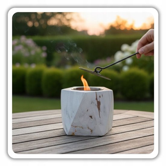 Hage - Tischkamin - Biokamin - Freistehender Bio-Ethanol-Tischkamin - Rauchfreier Dekokamin für drinnen & draußen - Freistehend - 13 x 10 cm – Weißer Marmor-Look mit goldenen Akzenten