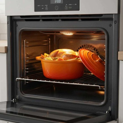 Hage - Kookpan - Gietijzeren Pot met Deksel - Geëmailleerd - Inductie & Oven Geschikt - Inclusief Mini Ovenhandschoenen & Onderzetter - Voor Braden, Stoven, Soep & Brood - 5 Liters - Ø26 cm - Oranje