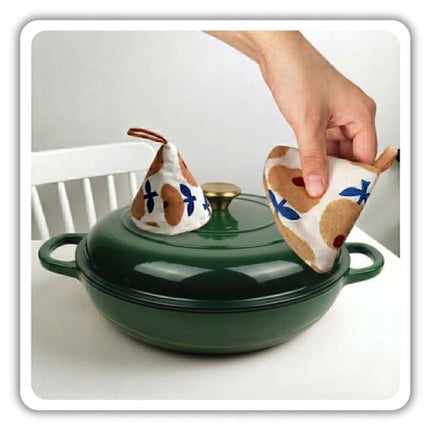 Hage - Braadpan - Geëmailleerde Gietijzeren Braadpan - Cast Iron Casserole - Geschikt voor Inductie, Gas & Oven - Inclusief Pannenonderzetter & Handgreepbeschermers - 3 Liters - Ø30 x 10.5 cm - Donkergroen