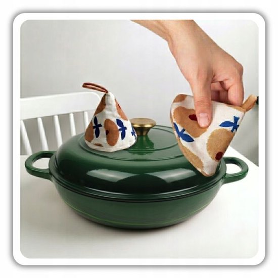 Hage - Schmortopf - Emaillierter Gusseisen-Schmortopf - Gusseisen-Kasserolle - Geeignet für Induktion, Gas & Backofen - Inklusive Topfuntersetzer & Griffschonern - 3 Liter - Ø30 x 10,5 cm - Dunkelgrün