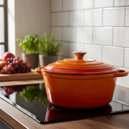 Hage - Kookpan - Gietijzeren Pot met Deksel - Geëmailleerd - Inductie & Oven Geschikt - Inclusief Mini Ovenhandschoenen & Onderzetter - Voor Braden, Stoven, Soep & Brood - 4 Liters - Ø24 cm - Oranje