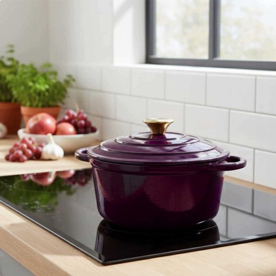 Hage - Cooking Pot - Cast Iron Pot with Lid - Enamelled - Suitable for Induction & Oven - Includes Mini Oven Mitts & Trivet - For Roasting, Stewing, Soup & Bread - 4 Litres - Ø24 cm - Aubergine Purple