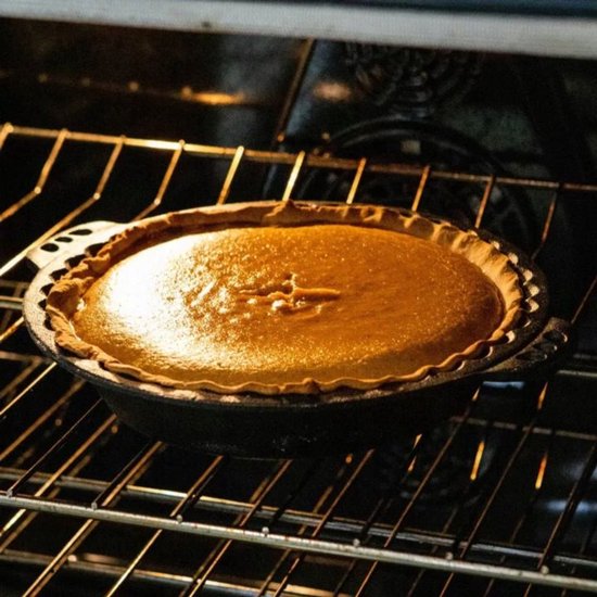 Hage - Cake Tin - Baking Pan - Cast Iron Cake Tin - With Handles - Sturdy & Durable - For Cake, Quiche, Pastry & Bread - Oven & Grill - Ø26 cm - 1 Liter - Black