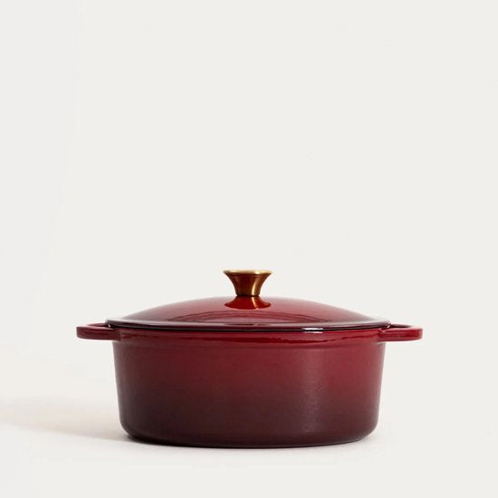 HOMLA - Andreas Cast Iron Roasting Pan - Cast Iron Casserole Dish - Dutch Oven with Lid - for Oven & Induction - Heat-Retaining Roasting Pan - Oval - 4.5 Liters - 34.5 x 22.2 x 11 cm - Ombré Bordeaux