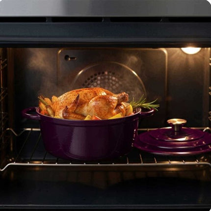 Hage - Kookpan - Gietijzeren Pot met Deksel - Geëmailleerd - Inductie & Oven Geschikt - Inclusief Mini Ovenhandschoenen & Onderzetter - Voor Braden, Stoven, Soep & Brood - 4 Liters - Ø24 cm - Auberginepaars