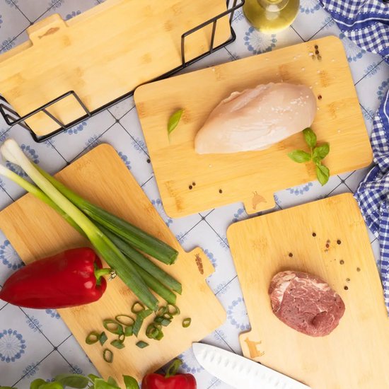 Kinghoff - 4-teiliges Schneidebrett-Set - Schneidebretter mit Ständer - Küchen-Schneidebrettset - Fleisch, Fisch, Geflügel & Gemüse - Bambus - 28,5 x 20 cm