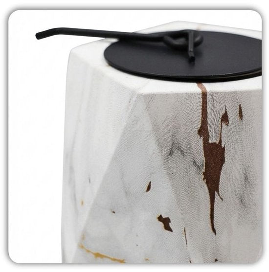 Hage - Tischkamin - Biokamin - Freistehender Bio-Ethanol-Tischkamin - Rauchfreier Dekokamin für drinnen & draußen - Freistehend - 13 x 10 cm – Weißer Marmor-Look mit goldenen Akzenten
