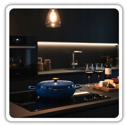 Hage - Braadpan - Geëmailleerde Gietijzeren Braadpan - Cast Iron Casserole - Geschikt voor Inductie, Gas & Oven - Inclusief Pannenonderzetter & Handgreepbeschermers - 3 Liters - Ø30 x 10.5 cm - Blauw