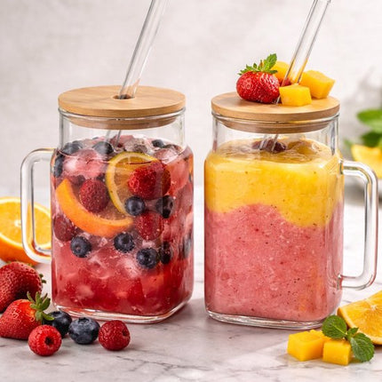 Drinkbekersset - Set van 2 - Iced Coffee Glazen - Matcha Bekers met Handvat - Cocktailglazen met Deksel en Glazen Rietje - Bamboe Deksel - Herbruikbare Drinkglazen - 550 ml - Transparant