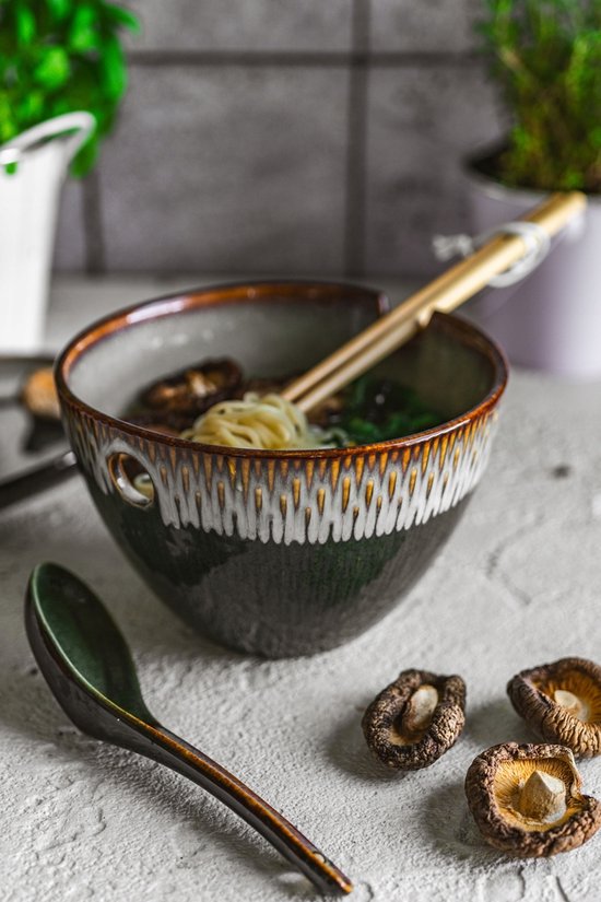 MPLCo - Ramen Spoon - Ceramic Ramen Spoon - Asian Soup Spoon - Japanese Noodle Spoon - For Ramen, Soup, Broth & Noodles - Dishwasher, Oven & Microwave Safe - 16 x 4.5 cm - Green