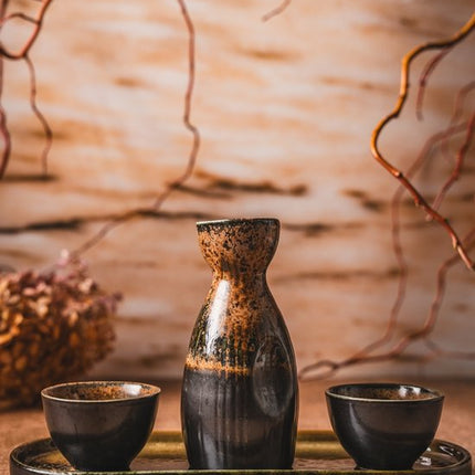 MPLCo - Ondes Sake Set - Drinkset met Karaf en 2 Kopjes - Japanse Theeset Wabi Sabi - Serviesset met Tray - Sake Servies - Zwart-Bruin