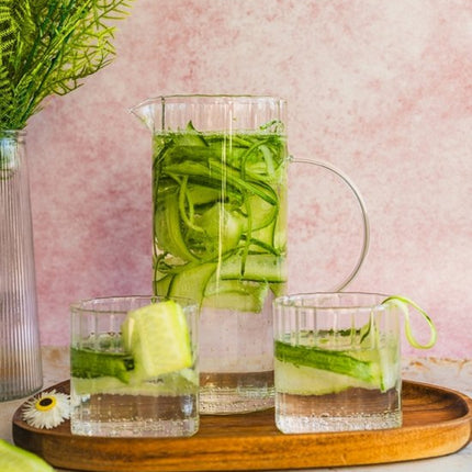 MPLCo - 5-Delige - Karaf Set - Waterkaraf zonder Deksel met 4 Glazen - Geribbeld Glas - Hittebestendig - Luxe Schenkset voor Water, Sap, IJsthee & Limonade - Borosilicaat Glas - 1.2 Liters - Transparant