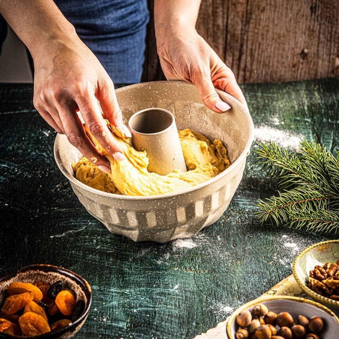 Kinghoff KH1993 Kuchenform | 22 cm mit Loch | Marmor-Antihaftbeschichtung | Gleichmäßiges Backen | Beige | Gugelhupfform