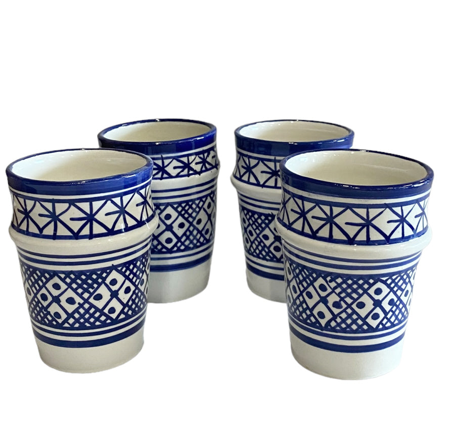 Set aus 4 Fes Keramikbechern blau-weiß