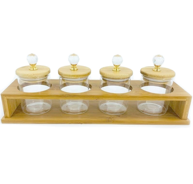 3 bocaux de conservation en verre dans un grand cadre en bambou