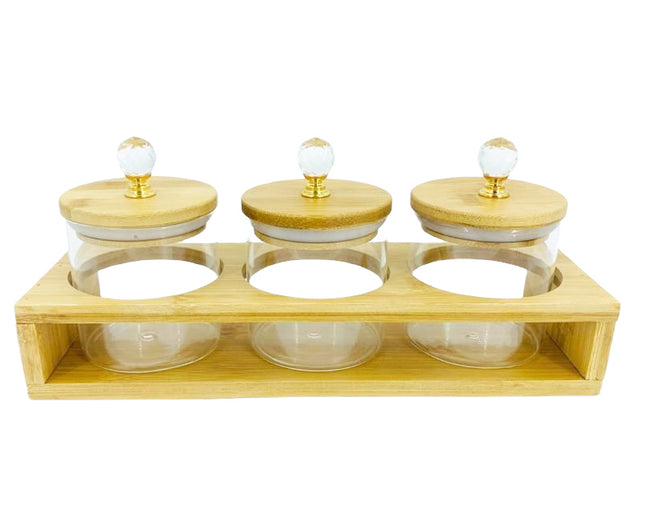 3 bocaux de conservation en verre dans un grand cadre en bambou