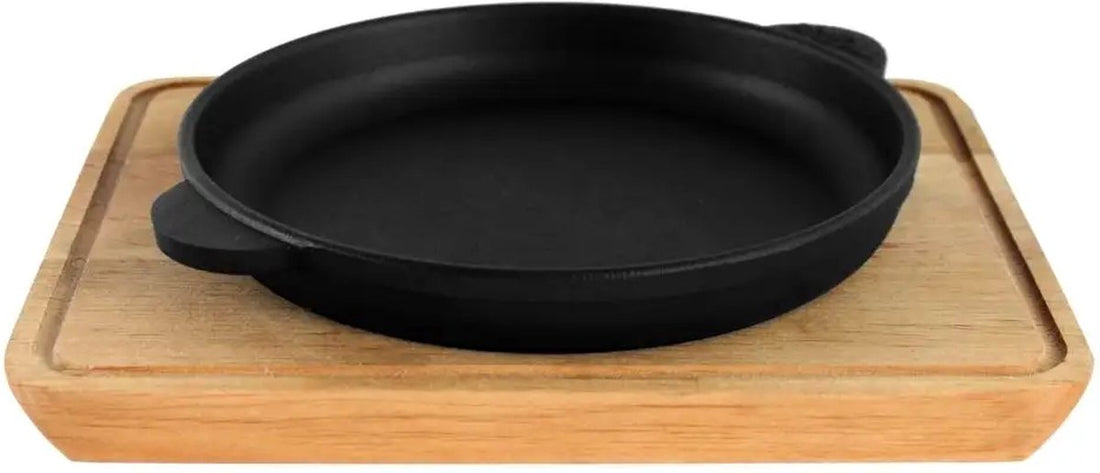 Brizoll gietijzeren serveerpannetje op houten plank – Ø 14, 16, 18 of 20 cm
