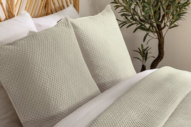 Jeté de lit Dolce 260 x 240 cm Beige - Parure de Lit Luxe Avec 2 Taies d'Oreiller - Matière Polyester Douce - Facile d'Entretien - Taille Généreuse Pour Lit Double