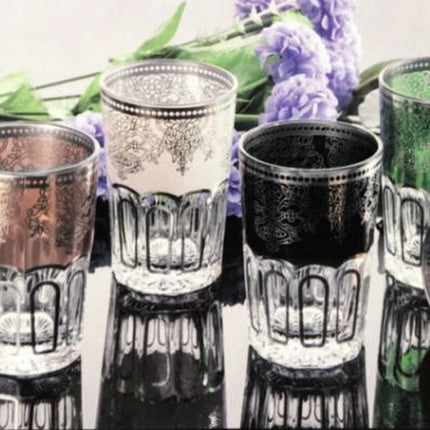Verres à thé marocains colorés avec des détails argentés