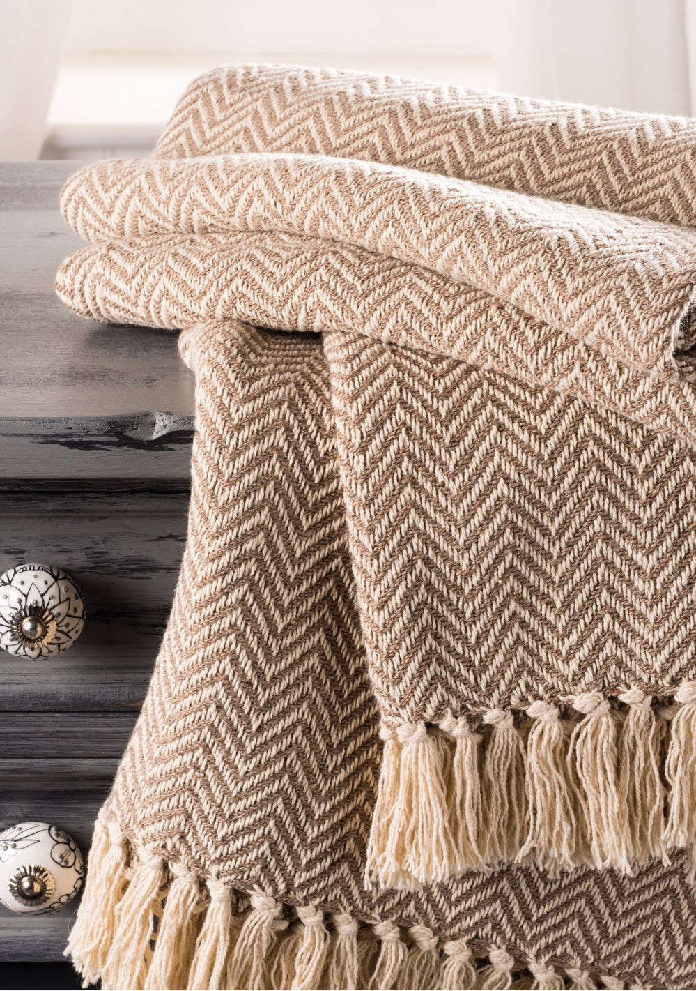 Soft hand-woven throw with tassels