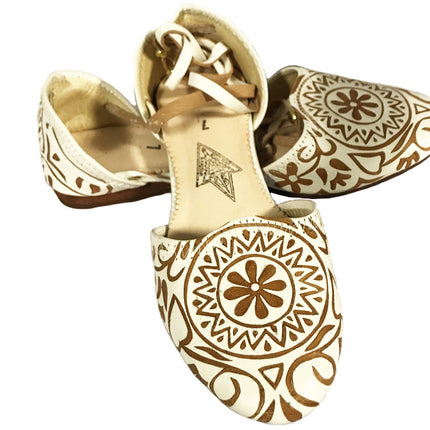 Babouches plates à lacets