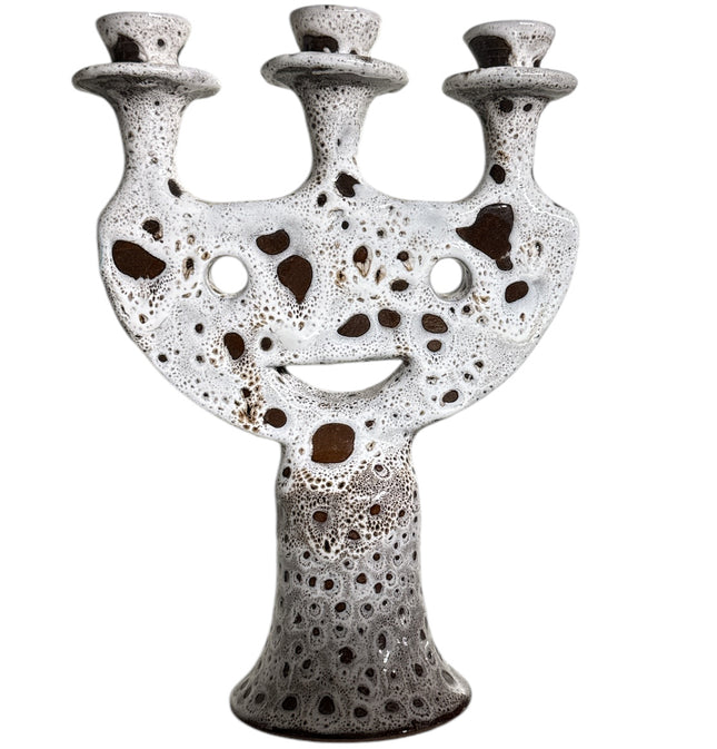 Handgemaakte Marokkaanse Kandelaar met Gezichtsmotief in Wit-Bruin Glazuur