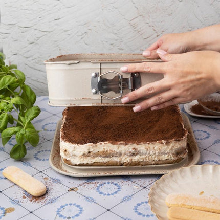 KINGHoff KH-1977 Moule Carré à Fond Amovible 27,5x27,5x8 cm - Moule à Cheesecake, Tiramisu et Gâteaux - Revêtement Antiadhésif - Résistant au Four jusqu'à 220°C - Moule de Cuisson - Moule à Gâteau - Moule à Tarte