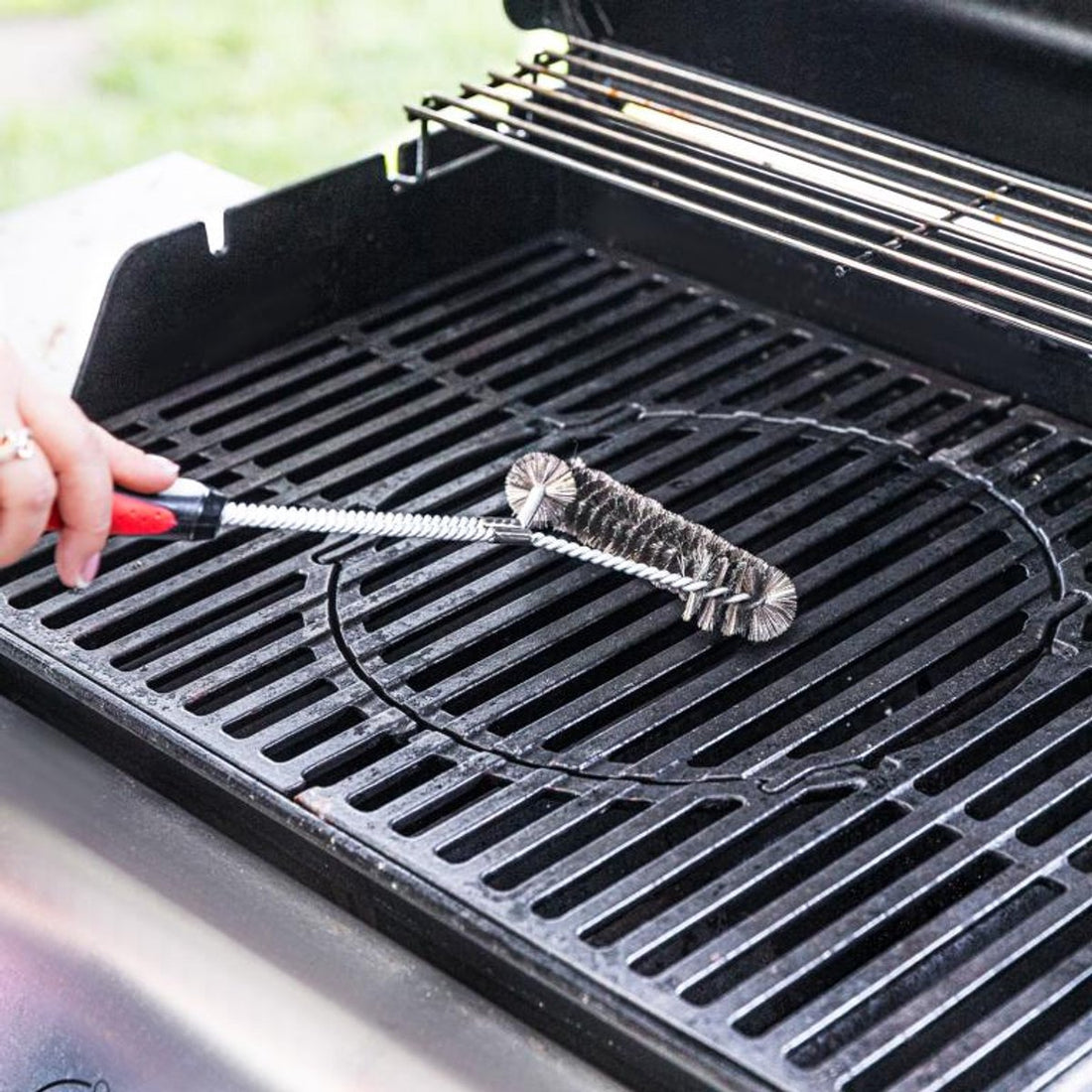 Klausberg KB-7898 Grillbürste - Edelstahl Grillreinigungsbürste mit stabilen Stahlborsten und Kunststoffgriff - Reinigungsbürste Grill - BBQ Bürste - Für alle Grills geeignet (auch Kamado / Weber)