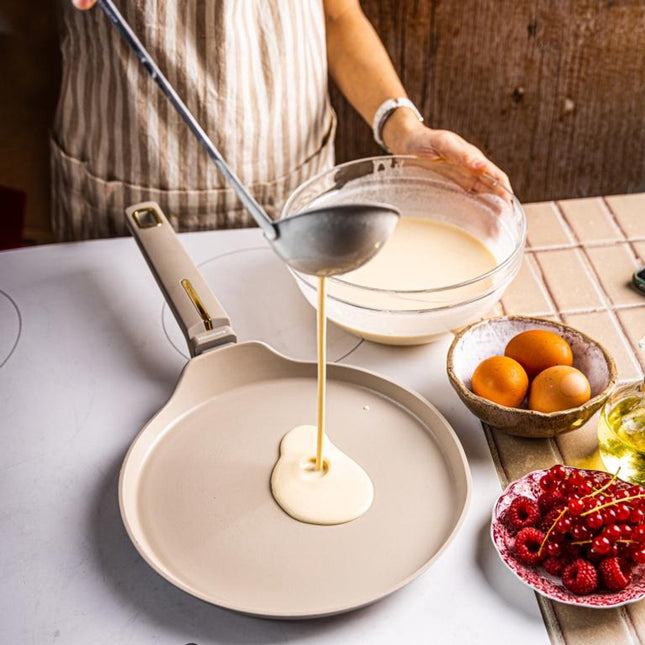 Klausberg KB-7965 Crêpière | 24 cm | Revêtement Antiadhésif | Compatible Toutes Tables de Cuisson Dont Induction | Beige | Poêle à Crêpes
