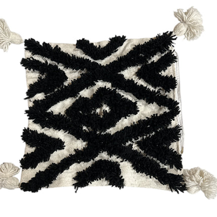 Housse de coussin carrée marocaine noire avec pompons 44 x 44 cm