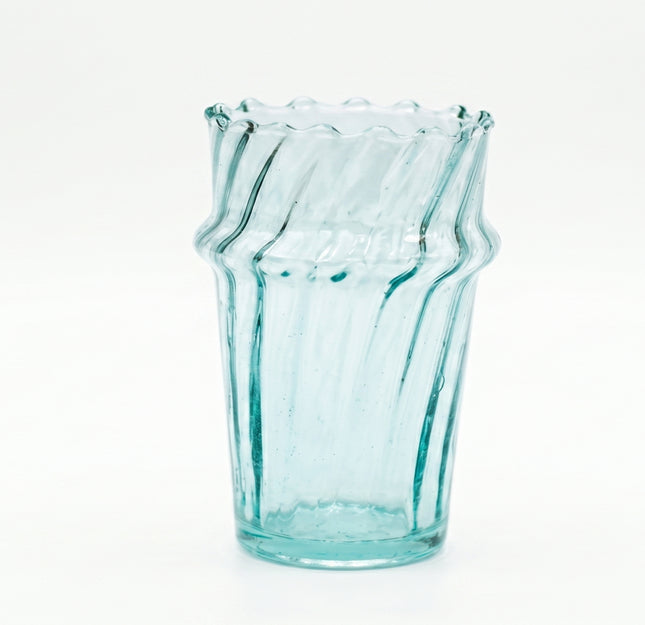 Transparant glazen vaasje met ribbelstructuur en golvende rand - 9,5 cm